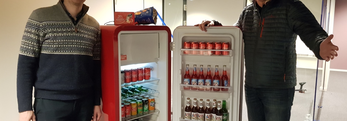 Foto av Pål Anders Kårstad og Geir Henning Nore framfor kjøleskåp i PEAK Sunnfjord.