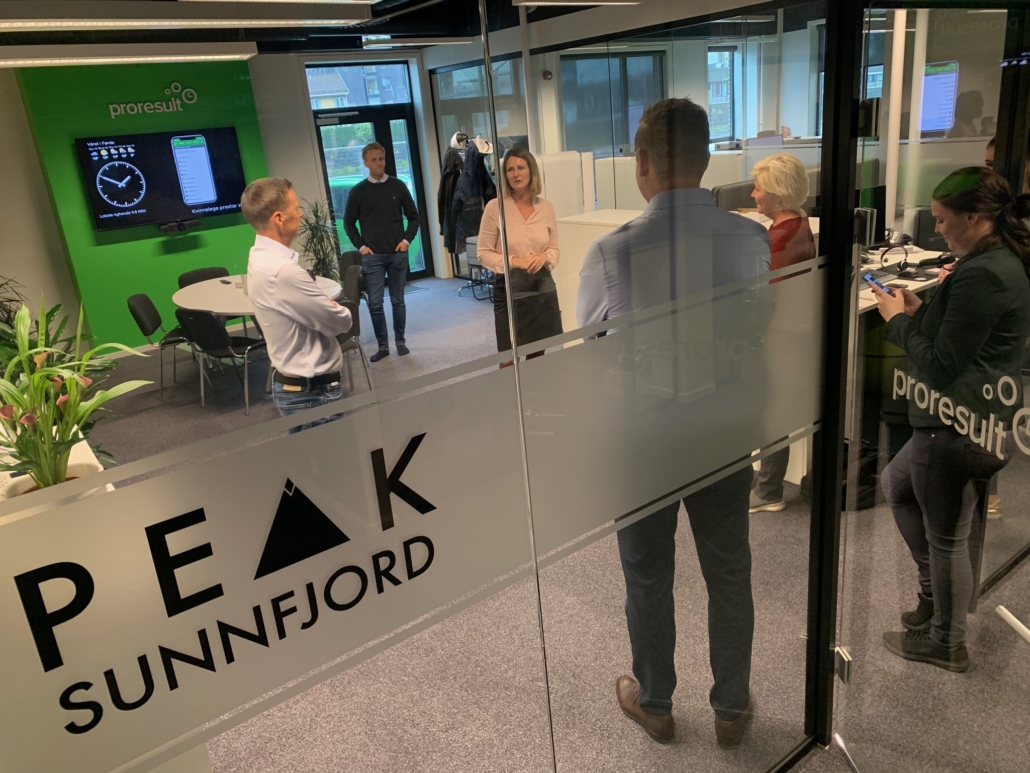 Foto av Siv Jensen hos Proresult